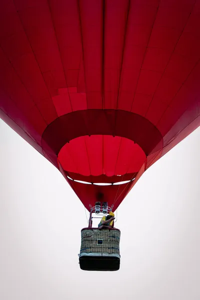 一个热气球飞越一片绿地 蓝天背景下的自然构成 — 图库照片