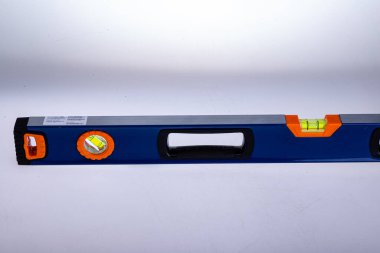 İnşaatta beyaz arka planda mavi bina kullanılıyor.