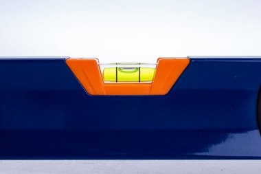 İnşaatta beyaz arka planda mavi bina kullanılıyor.