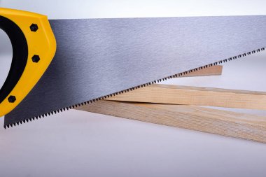 Beyaz arkaplanda el testeresi.