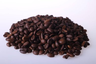 Kahve çekirdekleri beyaz arka planda izole edilmiş ve metin için kopyalanmış. Kahve arkaplanı veya doku konsepti