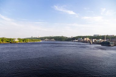 Gün batımında Parkovy Köprüsü, Khreshhatyy Parkı 'ndan Ukrayna' nın Kiev şehrinden geçen gemilerle görüldü..