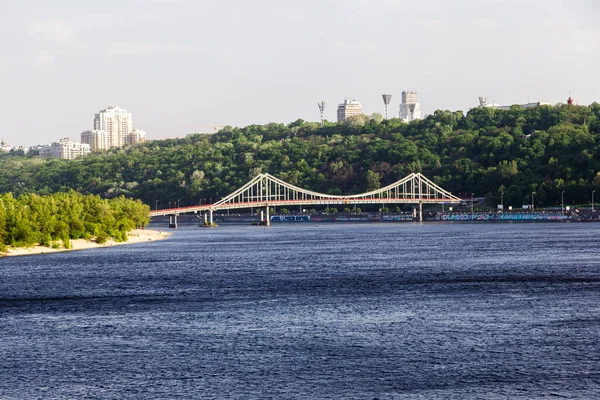 Gün batımında Parkovy Köprüsü, Khreshhatyy Parkı 'ndan Ukrayna' nın Kiev şehrinden geçen gemilerle görüldü..