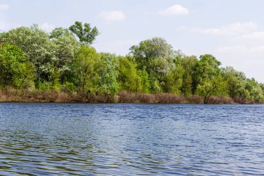 Ukrayna 'daki Dinyeper nehrinin arkasında Kyiv şehri görülüyor