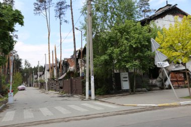 Kiev, Gostomel Ukrayna - 14 Mayıs 2022. Rus ordusunun Ukrayna 'daki yıkımının sonuçları. Rus ordusu tarafından Ukrayna şehirlerinin bombalanmasının sonuçları. Ukrayna 'da Savaş