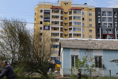 Kiev, Gostomel Ukrayna - 14 Mayıs 2022. Rus ordusunun Ukrayna 'daki yıkımının sonuçları. Rus ordusu tarafından Ukrayna şehirlerinin bombalanmasının sonuçları. Ukrayna 'da Savaş