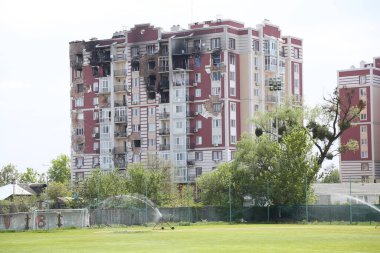 Kiev, Gostomel Ukrayna - 14 Mayıs 2022. Rus ordusunun Ukrayna 'daki yıkımının sonuçları. Rus ordusu tarafından Ukrayna şehirlerinin bombalanmasının sonuçları. Ukrayna 'da Savaş