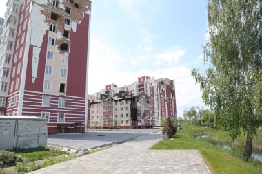 Kiev, Gostomel Ukrayna - 14 Mayıs 2022. Rus ordusunun Ukrayna 'daki yıkımının sonuçları. Rus ordusu tarafından Ukrayna şehirlerinin bombalanmasının sonuçları. Ukrayna 'da Savaş