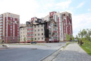 Kiev, Gostomel Ukrayna - 14 Mayıs 2022. Rus ordusunun Ukrayna 'daki yıkımının sonuçları. Rus ordusu tarafından Ukrayna şehirlerinin bombalanmasının sonuçları. Ukrayna 'da Savaş