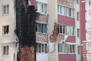 Kiev, Gostomel Ukrayna - 14 Mayıs 2022. Rus ordusunun Ukrayna 'daki yıkımının sonuçları. Rus ordusu tarafından Ukrayna şehirlerinin bombalanmasının sonuçları. Ukrayna 'da Savaş