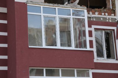 Kiev, Gostomel Ukrayna - 14 Mayıs 2022. Rus ordusunun Ukrayna 'daki yıkımının sonuçları. Rus ordusu tarafından Ukrayna şehirlerinin bombalanmasının sonuçları. Ukrayna 'da Savaş