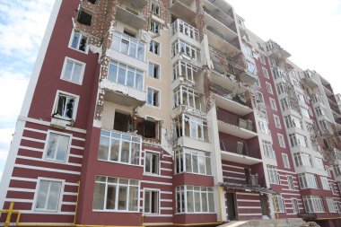 Kiev, Gostomel Ukrayna - 14 Mayıs 2022. Rus ordusunun Ukrayna 'daki yıkımının sonuçları. Rus ordusu tarafından Ukrayna şehirlerinin bombalanmasının sonuçları. Ukrayna 'da Savaş