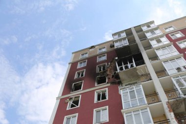 Kiev, Gostomel Ukrayna - 14 Mayıs 2022. Rus ordusunun Ukrayna 'daki yıkımının sonuçları. Rus ordusu tarafından Ukrayna şehirlerinin bombalanmasının sonuçları. Ukrayna 'da Savaş