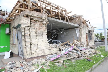 Kiev, Gostomel Ukrayna - 14 Mayıs 2022. Rus ordusunun Ukrayna 'daki yıkımının sonuçları. Rus ordusu tarafından Ukrayna şehirlerinin bombalanmasının sonuçları. Ukrayna 'da Savaş