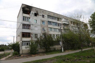 Kiev, Gostomel Ukrayna - 14 Mayıs 2022. Rus ordusunun Ukrayna 'daki yıkımının sonuçları. Rus ordusu tarafından Ukrayna şehirlerinin bombalanmasının sonuçları. Ukrayna 'da Savaş