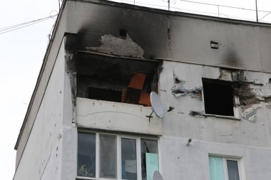 Kiev, Gostomel Ukrayna - 14 Mayıs 2022. Rus ordusunun Ukrayna 'daki yıkımının sonuçları. Rus ordusu tarafından Ukrayna şehirlerinin bombalanmasının sonuçları. Ukrayna 'da Savaş