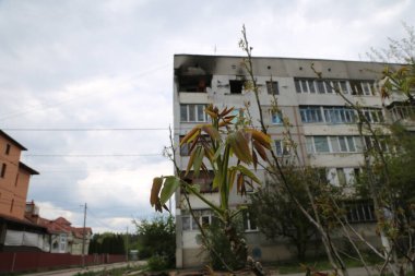 Kiev, Gostomel Ukrayna - 14 Mayıs 2022. Rus ordusunun Ukrayna 'daki yıkımının sonuçları. Rus ordusu tarafından Ukrayna şehirlerinin bombalanmasının sonuçları. Ukrayna 'da Savaş