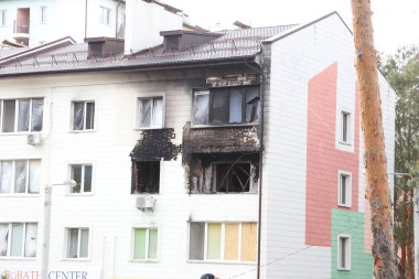 Kiev, Gostomel Ukrayna - 14 Mayıs 2022. Rus ordusunun Ukrayna 'daki yıkımının sonuçları. Rus ordusu tarafından Ukrayna şehirlerinin bombalanmasının sonuçları. Ukrayna 'da Savaş