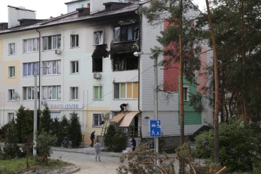 Kiev, Gostomel Ukrayna - 14 Mayıs 2022. Rus ordusunun Ukrayna 'daki yıkımının sonuçları. Rus ordusu tarafından Ukrayna şehirlerinin bombalanmasının sonuçları. Ukrayna 'da Savaş