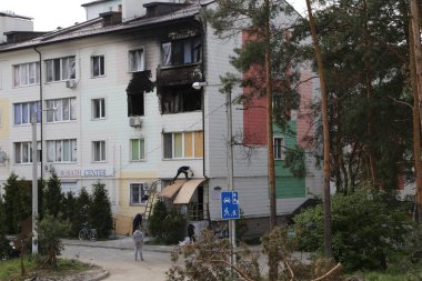 Kiev, Gostomel Ukrayna - 14 Mayıs 2022. Rus ordusunun Ukrayna 'daki yıkımının sonuçları. Rus ordusu tarafından Ukrayna şehirlerinin bombalanmasının sonuçları. Ukrayna 'da Savaş