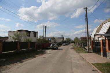 Kiev, Gostomel Ukrayna - 14 Mayıs 2022. Rus ordusunun Ukrayna 'daki yıkımının sonuçları. Rus ordusu tarafından Ukrayna şehirlerinin bombalanmasının sonuçları. Ukrayna 'da Savaş