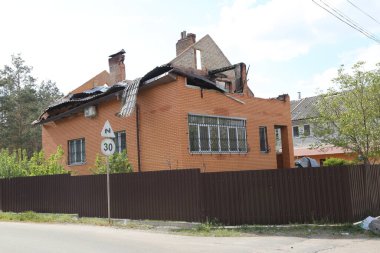 Kiev, Gostomel Ukrayna - 14 Mayıs 2022. Rus ordusunun Ukrayna 'daki yıkımının sonuçları. Rus ordusu tarafından Ukrayna şehirlerinin bombalanmasının sonuçları. Ukrayna 'da Savaş