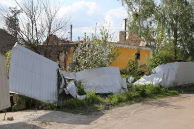 Kiev, Gostomel Ukrayna - 14 Mayıs 2022. Rus ordusunun Ukrayna 'daki yıkımının sonuçları. Rus ordusu tarafından Ukrayna şehirlerinin bombalanmasının sonuçları. Ukrayna 'da Savaş