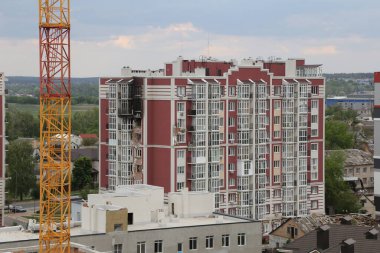 Kiev, Gostomel Ukrayna - 14 Mayıs 2022. Rus ordusunun Ukrayna 'daki yıkımının sonuçları. Rus ordusu tarafından Ukrayna şehirlerinin bombalanmasının sonuçları. Ukrayna 'da Savaş