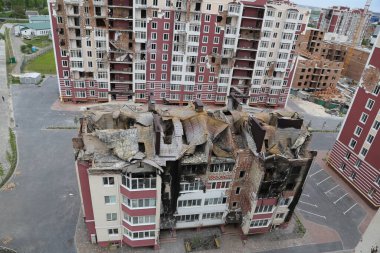 Kiev, Gostomel Ukrayna - 14 Mayıs 2022. Rus ordusunun Ukrayna 'daki yıkımının sonuçları. Rus ordusu tarafından Ukrayna şehirlerinin bombalanmasının sonuçları. Ukrayna 'da Savaş