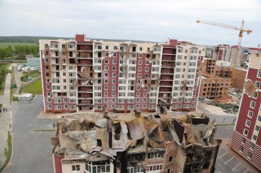 Kiev, Gostomel Ukrayna - 14 Mayıs 2022. Rus ordusunun Ukrayna 'daki yıkımının sonuçları. Rus ordusu tarafından Ukrayna şehirlerinin bombalanmasının sonuçları. Ukrayna 'da Savaş