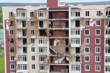 Kiev, Gostomel Ukrayna - 14 Mayıs 2022. Rus ordusunun Ukrayna 'daki yıkımının sonuçları. Rus ordusu tarafından Ukrayna şehirlerinin bombalanmasının sonuçları. Ukrayna 'da Savaş