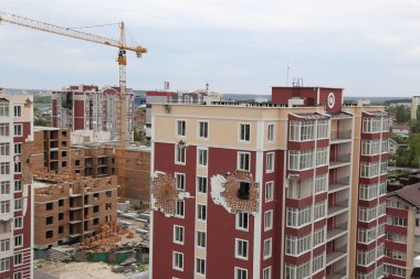 Kiev, Gostomel Ukrayna - 14 Mayıs 2022. Rus ordusunun Ukrayna 'daki yıkımının sonuçları. Rus ordusu tarafından Ukrayna şehirlerinin bombalanmasının sonuçları. Ukrayna 'da Savaş