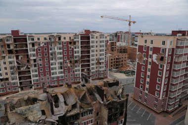 Kiev, Gostomel Ukrayna - 14 Mayıs 2022. Rus ordusunun Ukrayna 'daki yıkımının sonuçları. Rus ordusu tarafından Ukrayna şehirlerinin bombalanmasının sonuçları. Ukrayna 'da Savaş