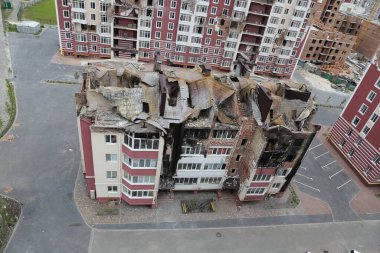 Kiev, Gostomel Ukrayna - 14 Mayıs 2022. Rus ordusunun Ukrayna 'daki yıkımının sonuçları. Rus ordusu tarafından Ukrayna şehirlerinin bombalanmasının sonuçları. Ukrayna 'da Savaş