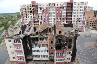 Kiev, Gostomel Ukrayna - 14 Mayıs 2022. Rus ordusunun Ukrayna 'daki yıkımının sonuçları. Rus ordusu tarafından Ukrayna şehirlerinin bombalanmasının sonuçları. Ukrayna 'da Savaş