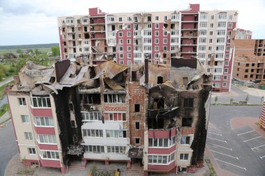 Kiev, Gostomel Ukrayna - 14 Mayıs 2022. Rus ordusunun Ukrayna 'daki yıkımının sonuçları. Rus ordusu tarafından Ukrayna şehirlerinin bombalanmasının sonuçları. Ukrayna 'da Savaş