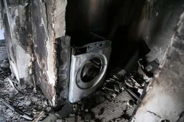 Kiev, Gostomel Ukrayna - 14 Mayıs 2022. Rus ordusunun Ukrayna 'daki yıkımının sonuçları. Rus ordusu tarafından Ukrayna şehirlerinin bombalanmasının sonuçları. Ukrayna 'da Savaş