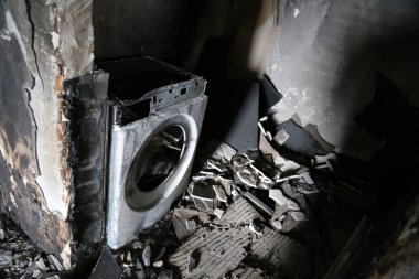 Kiev, Gostomel Ukrayna - 14 Mayıs 2022. Rus ordusunun Ukrayna 'daki yıkımının sonuçları. Rus ordusu tarafından Ukrayna şehirlerinin bombalanmasının sonuçları. Ukrayna 'da Savaş