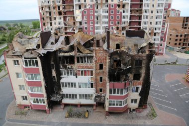 Kiev, Gostomel Ukrayna - 14 Mayıs 2022. Rus ordusunun Ukrayna 'daki yıkımının sonuçları. Rus ordusu tarafından Ukrayna şehirlerinin bombalanmasının sonuçları. Ukrayna 'da Savaş