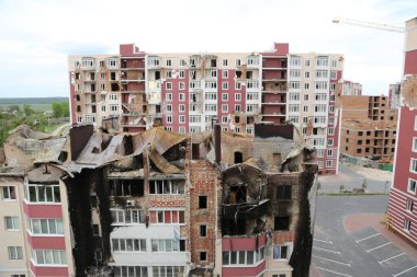 Kiev, Gostomel Ukrayna - 14 Mayıs 2022. Rus ordusunun Ukrayna 'daki yıkımının sonuçları. Rus ordusu tarafından Ukrayna şehirlerinin bombalanmasının sonuçları. Ukrayna 'da Savaş