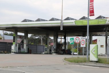 Kiev, Gostomel Ukrayna - 14 Mayıs 2022. Rus ordusunun Ukrayna 'daki yıkımının sonuçları. Rus ordusu tarafından Ukrayna şehirlerinin bombalanmasının sonuçları. Ukrayna 'da Savaş