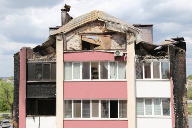 Kiev, Gostomel Ukrayna - 14 Mayıs 2022. Rus ordusunun Ukrayna 'daki yıkımının sonuçları. Rus ordusu tarafından Ukrayna şehirlerinin bombalanmasının sonuçları. Ukrayna 'da Savaş