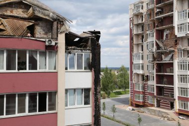 Kiev, Gostomel Ukrayna - 14 Mayıs 2022. Rus ordusunun Ukrayna 'daki yıkımının sonuçları. Rus ordusu tarafından Ukrayna şehirlerinin bombalanmasının sonuçları. Ukrayna 'da Savaş