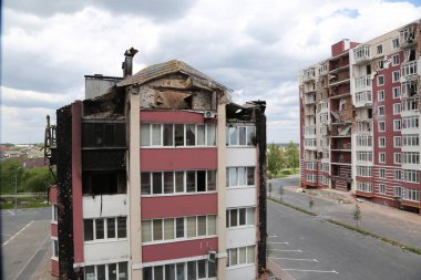 Kiev, Gostomel Ukrayna - 14 Mayıs 2022. Rus ordusunun Ukrayna 'daki yıkımının sonuçları. Rus ordusu tarafından Ukrayna şehirlerinin bombalanmasının sonuçları. Ukrayna 'da Savaş