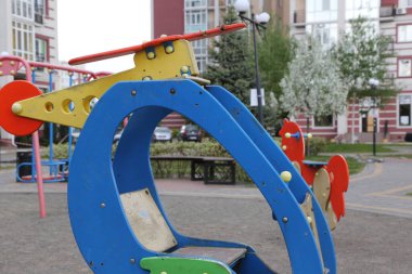 Kiev, Gostomel Ukrayna - 14 Mayıs 2022. Rus ordusunun Ukrayna 'daki yıkımının sonuçları. Rus ordusu tarafından Ukrayna şehirlerinin bombalanmasının sonuçları. Ukrayna 'da Savaş