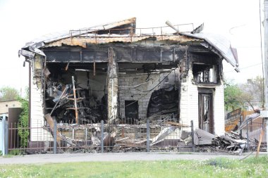 Kiev, Gostomel Ukrayna - 14 Mayıs 2022. Rus ordusunun Ukrayna 'daki yıkımının sonuçları. Rus ordusu tarafından Ukrayna şehirlerinin bombalanmasının sonuçları. Ukrayna 'da Savaş