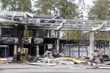 Kiev, Gostomel Ukrayna - 14 Mayıs 2022. Rus ordusunun Ukrayna 'daki yıkımının sonuçları. Rus ordusu tarafından Ukrayna şehirlerinin bombalanmasının sonuçları. Ukrayna 'da Savaş