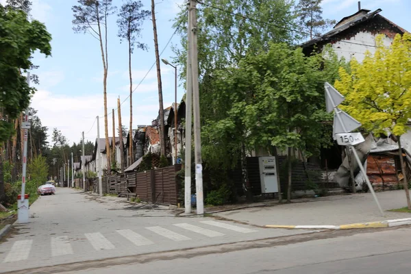 Kiev, Gostomel Ukrayna - 14 Mayıs 2022. Rus ordusunun Ukrayna 'daki yıkımının sonuçları. Rus ordusu tarafından Ukrayna şehirlerinin bombalanmasının sonuçları. Ukrayna 'da Savaş