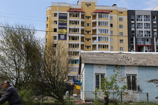 Kiev, Gostomel Ukrayna - 14 Mayıs 2022. Rus ordusunun Ukrayna 'daki yıkımının sonuçları. Rus ordusu tarafından Ukrayna şehirlerinin bombalanmasının sonuçları. Ukrayna 'da Savaş