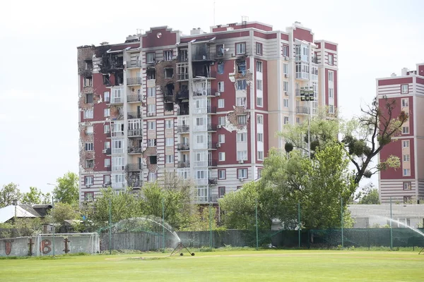 Kiev, Gostomel Ukrayna - 14 Mayıs 2022. Rus ordusunun Ukrayna 'daki yıkımının sonuçları. Rus ordusu tarafından Ukrayna şehirlerinin bombalanmasının sonuçları. Ukrayna 'da Savaş